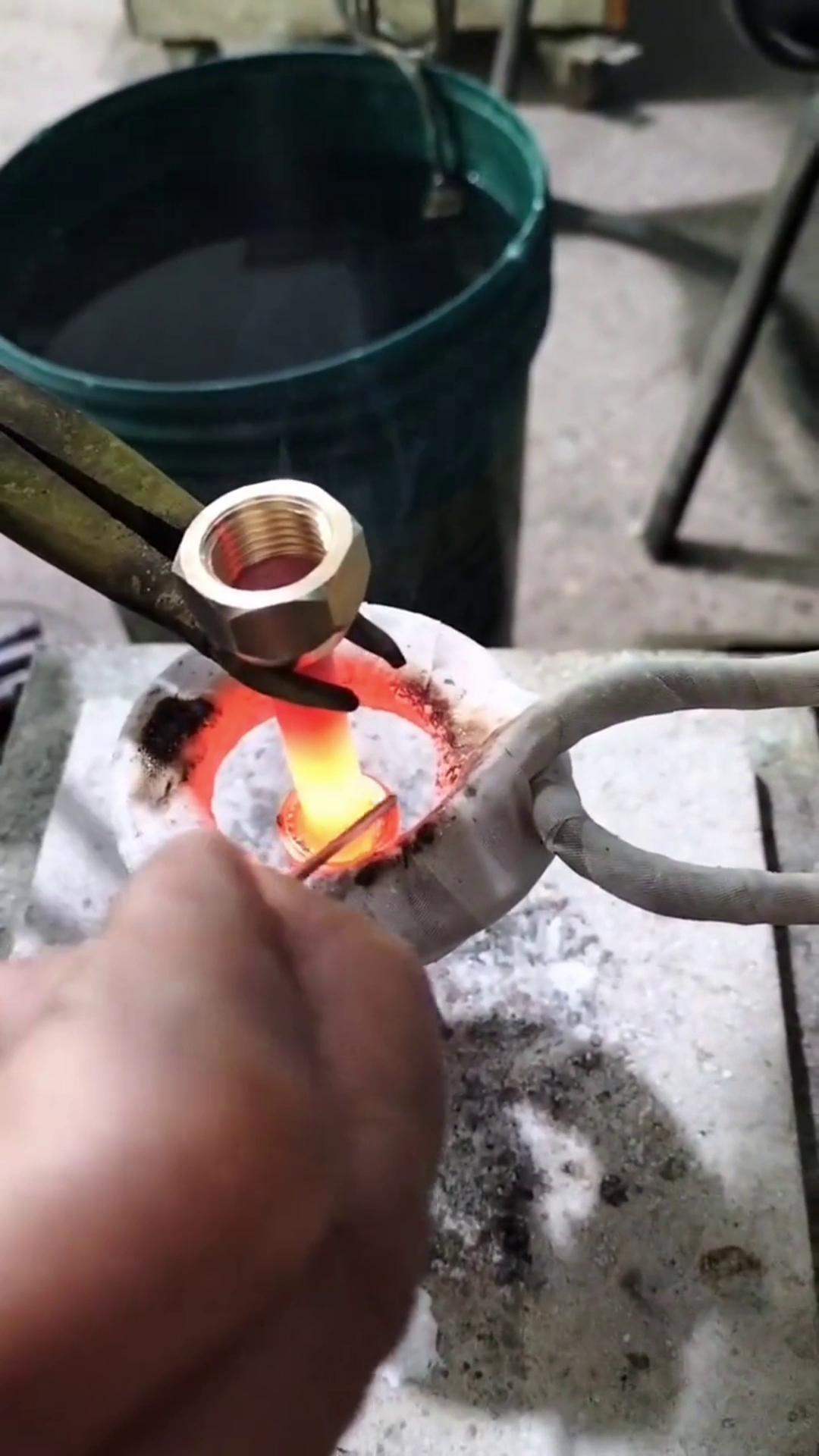 你还在用传统的火焰焊接铜管吗 人家都用上麻豆中文字幕加热设备做铜管焊接了