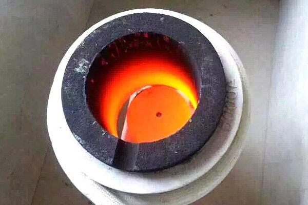 贵金属熔炼炉，它是一种采用中频麻豆中文字幕加热设备的环保熔炼炉