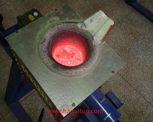小型实验熔炼炉，特别是用于熔炼铜的中频电炉，是实验室或小规模生产环境中常用的设备