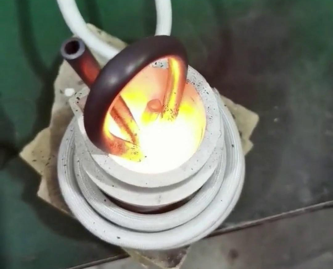 小型高频熔炼炉以其高效、精确、环保的特性成为诸多领域进行金属熔炼的优选设备