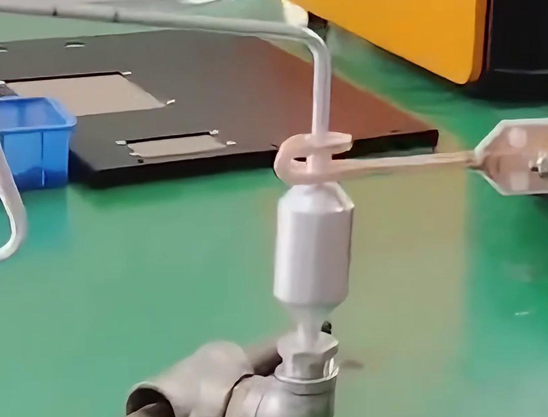 铝管铝储液器正在进行钎焊，用的是手持式高频麻豆中文字幕焊机